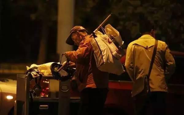 含著淚看完的！一位拾荒老人，溫暖了整個(gè)人間