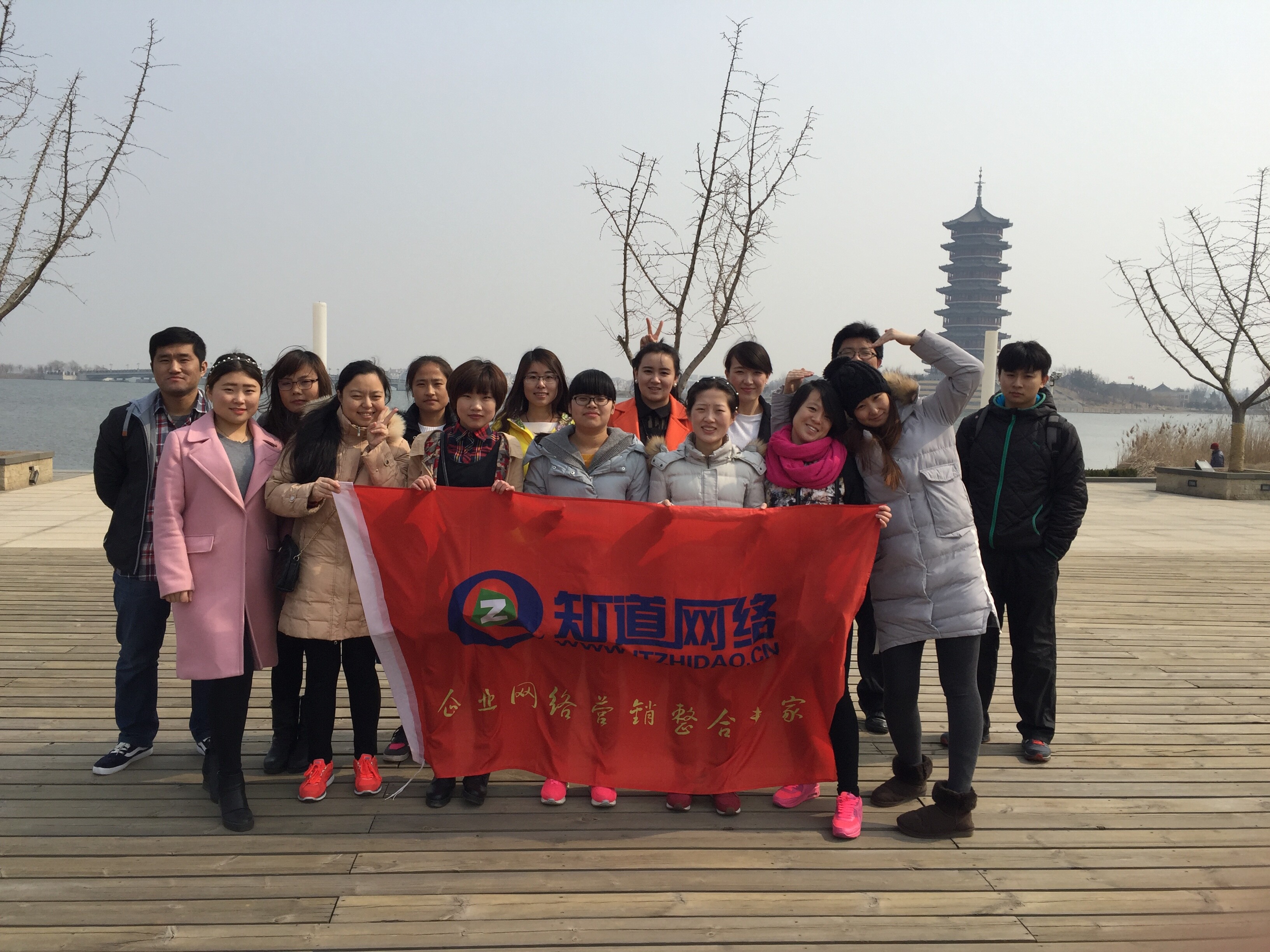 陽(yáng)春三月，草長(zhǎng)鶯飛，我們一起去摘草莓吧！